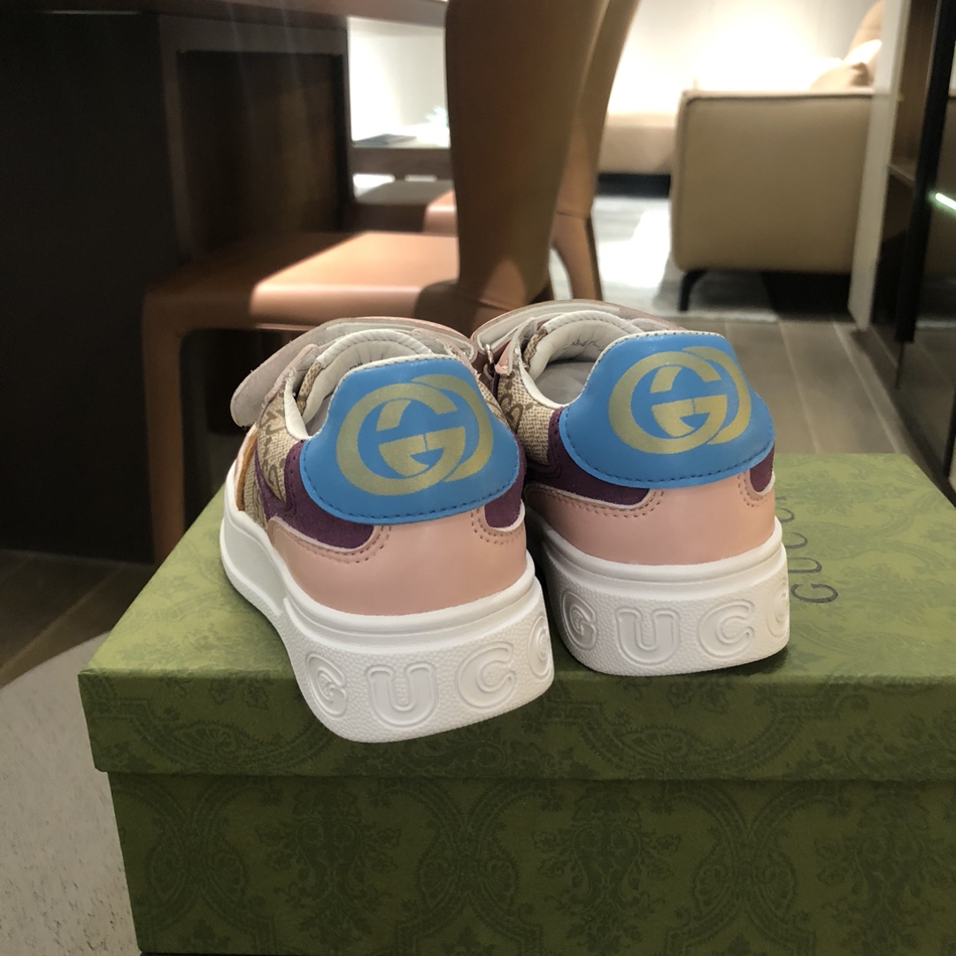Children's shoes child